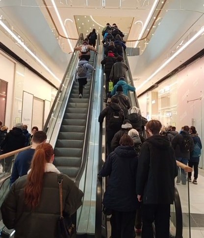 Поломка эскалаторов в день открытия ТРК "Голливуд" в Петербурге.