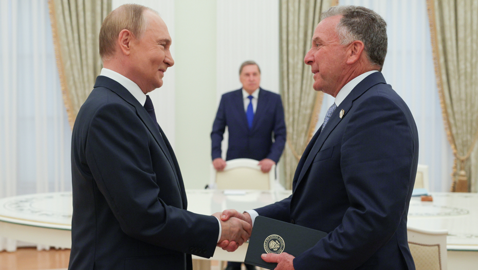  Президент России Владимир Путин и спецпосланник президента США Стивен Уиткофф

