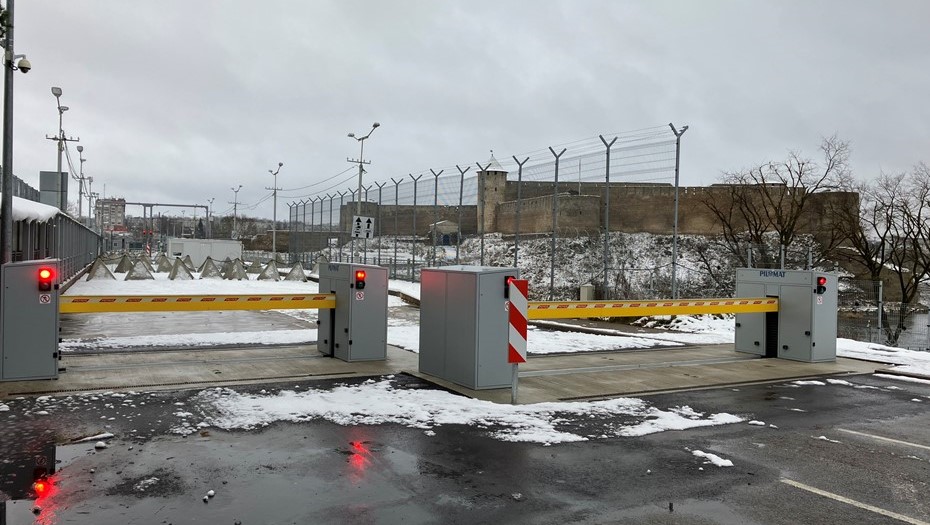 Новые барьеры на мосту Дружбы на эстонско-российской границе. Нарва, Эстония.