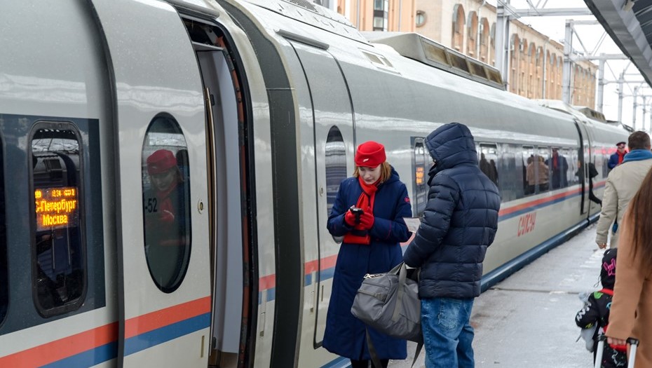 Поезд "Сапсан" на перроне Московского вокзала в Петербурге. 