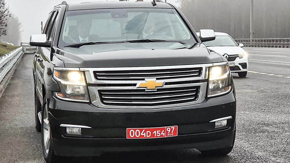 Автомобили с номерами посольства США заезжают в аэропорт Внуково-2.