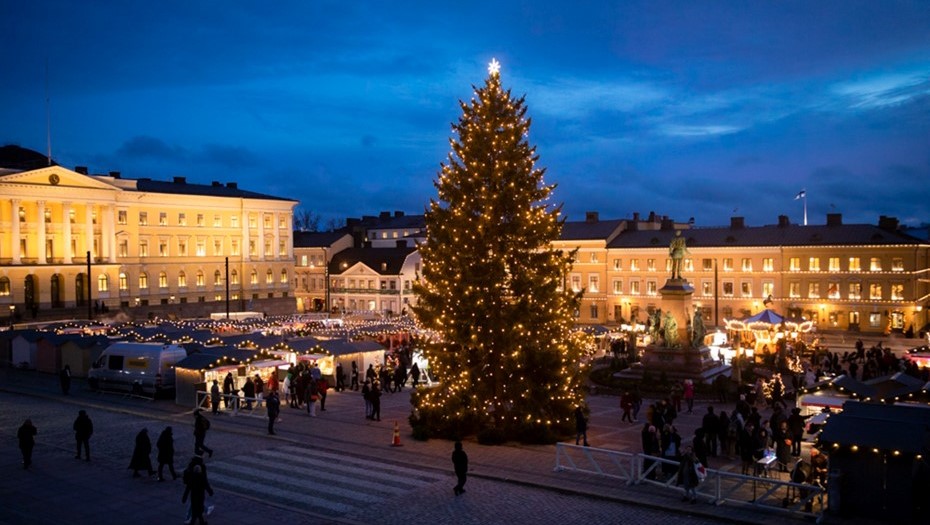 Рождественский рынок на Сенатской площади в Хельсинки, Финляндия. Рождественский рынок на Сенатской площади в Хельсинки, Финляндия.