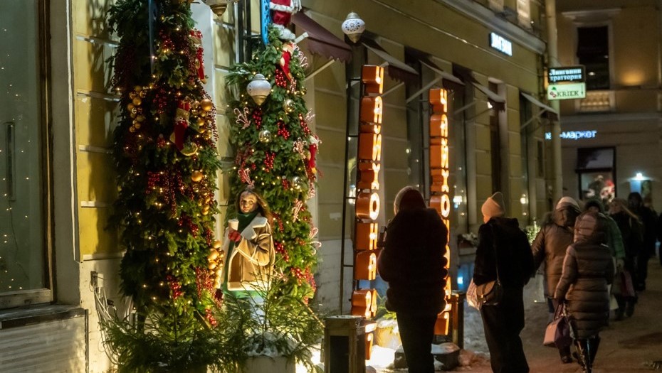 Предновогодний Невский проспект. Владельцы магазинов и кафе украшают фасады своих заведений в новогоднем стиле. Предновогодний Невский проспект. Владельцы магазинов и кафе украшают фасады своих заведений в новогоднем стиле.