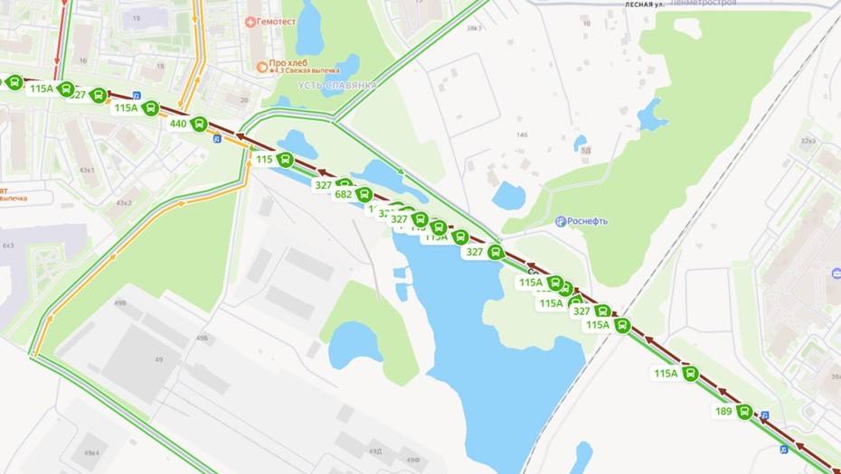 Автобусы в утренней пробке на Советском проспекте в Петербурге. 