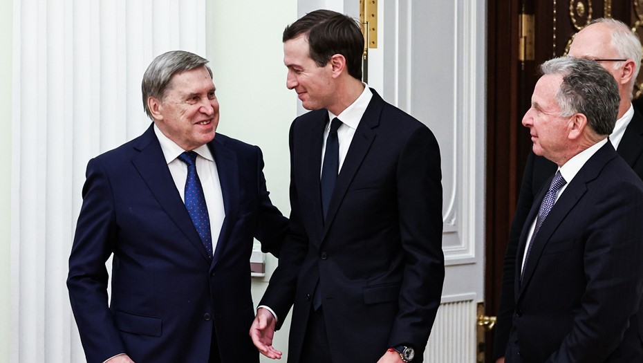 Помощник президента РФ Юрий Ушаков, бизнесмен Джаред Кушнер, спецпосланник президента США Стив Уиткофф (слева направо) перед переговорами в Кремле.