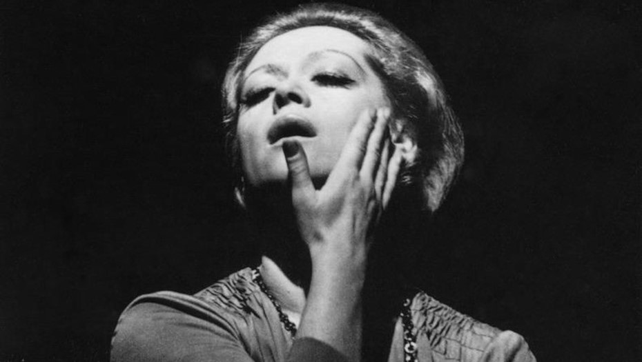 Алиса Бруновна в спектакле "Люди и страсти", 1974 г.