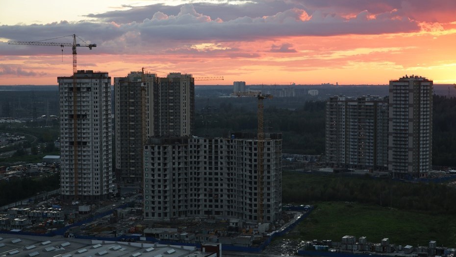 Глава компании, обманувшей дольщиков на 3,3 млрд рублей, отпущен в зале суда. Глава компании, обманувшей дольщиков на 3,3 млрд рублей, отпущен в зале суда.