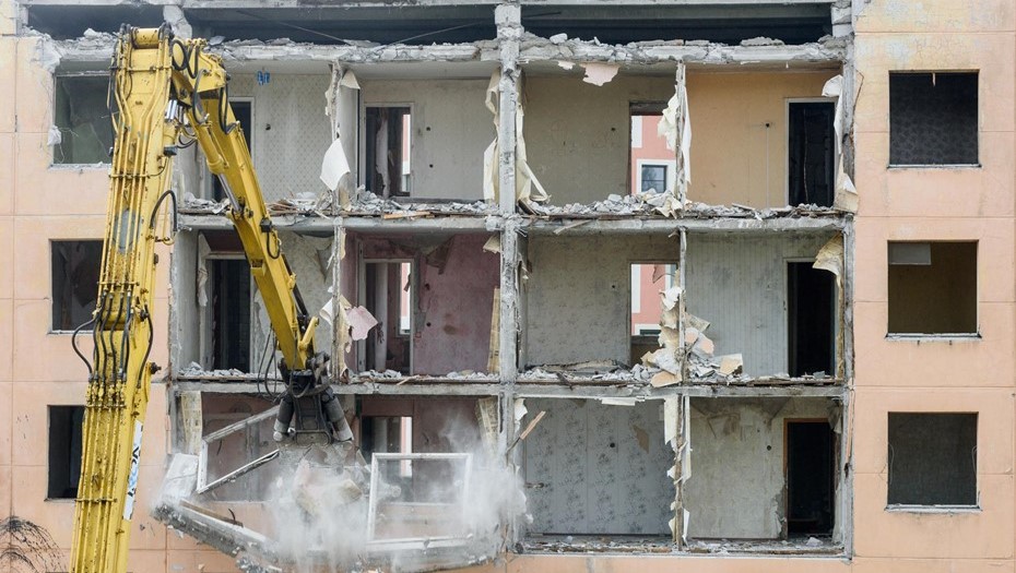 Снос первой пятиэтажки по программе реновации в Петербурге
