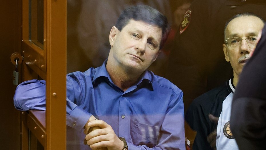 Экс-губернатор Хабаровского края Сергей Фургал (слева) в Бабушкинском суде во время оглашения приговора по уголовному делу о хищении свыше 2 млрд рублей у МСП-банка.