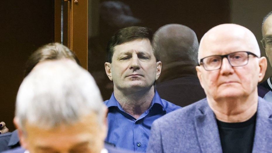  Экс-губернатор Хабаровского края Сергей Фургал (в центре) в Бабушкинском суде во время оглашения приговора по уголовному делу о хищении свыше 2 млрд рублей у МСП-банка.