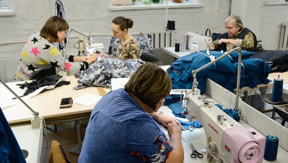 Работа швейной фабрики. Иллюстрация.