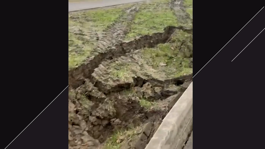 В Калининском районе устраняют последствия провала грунта. В Калининском районе устраняют последствия провала грунта.