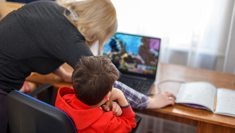 Дети играют в Roblox Дети играют в Roblox