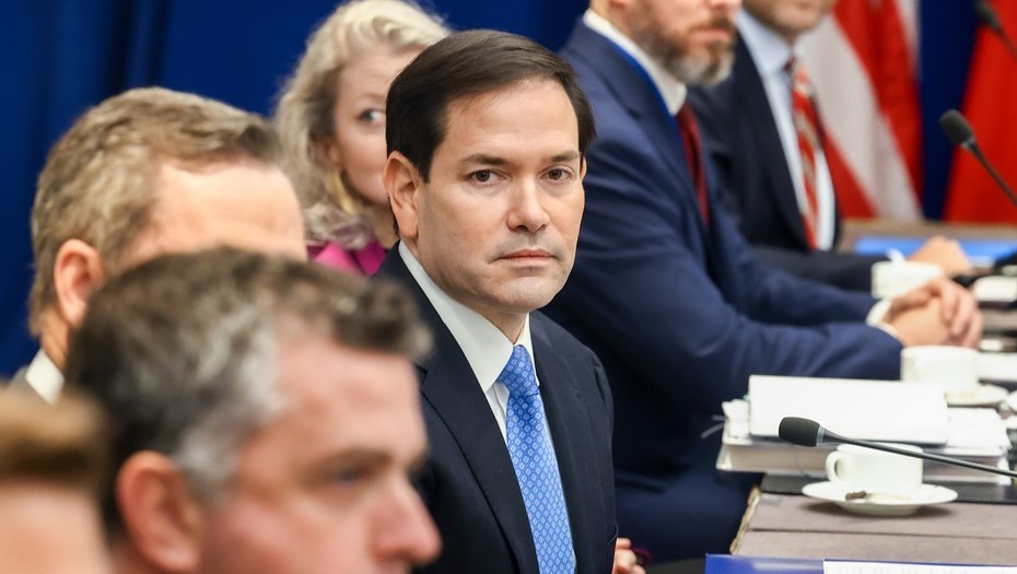 Госсекретарь США Марко Рубио (в центре) во время встречи с министром иностранных дел РФ Лавровым в штаб-квартире ООН