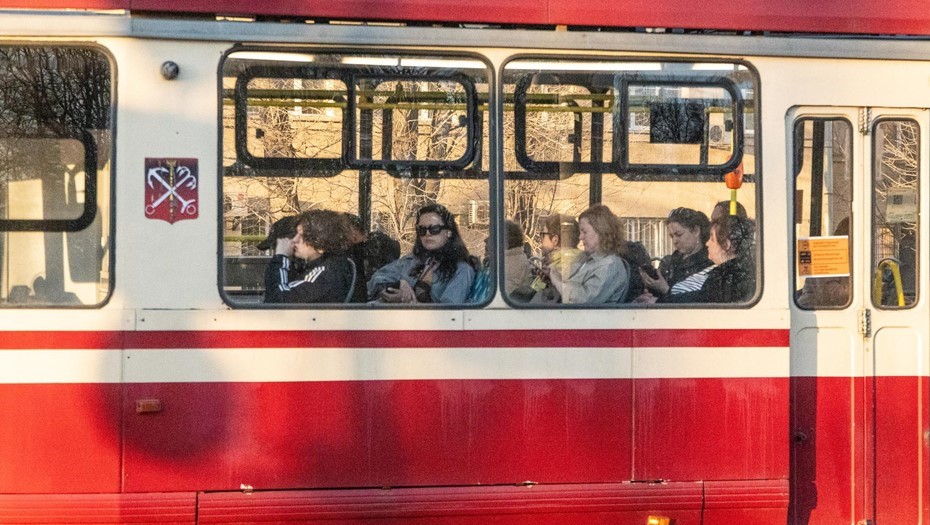 Пассажиры едут в вагоне трамвая. Пассажиры едут в вагоне трамвая.