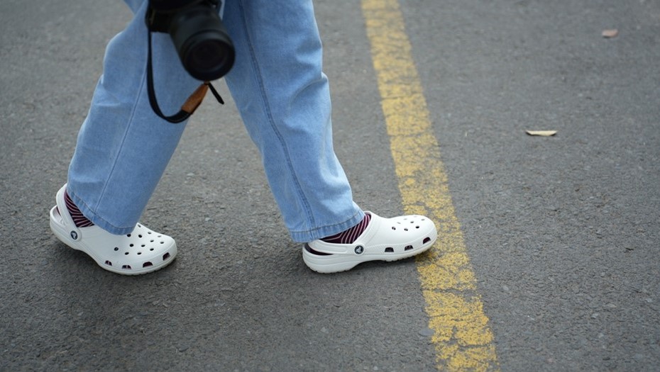 Прохожий в сандалиях-кроксах.