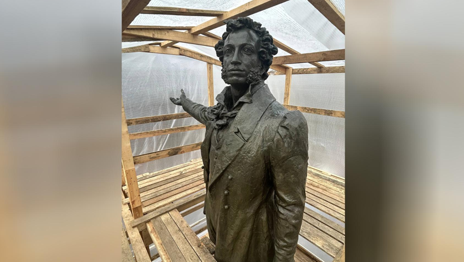 Ремонт памятника Пушкину на площади Искусств завершается.