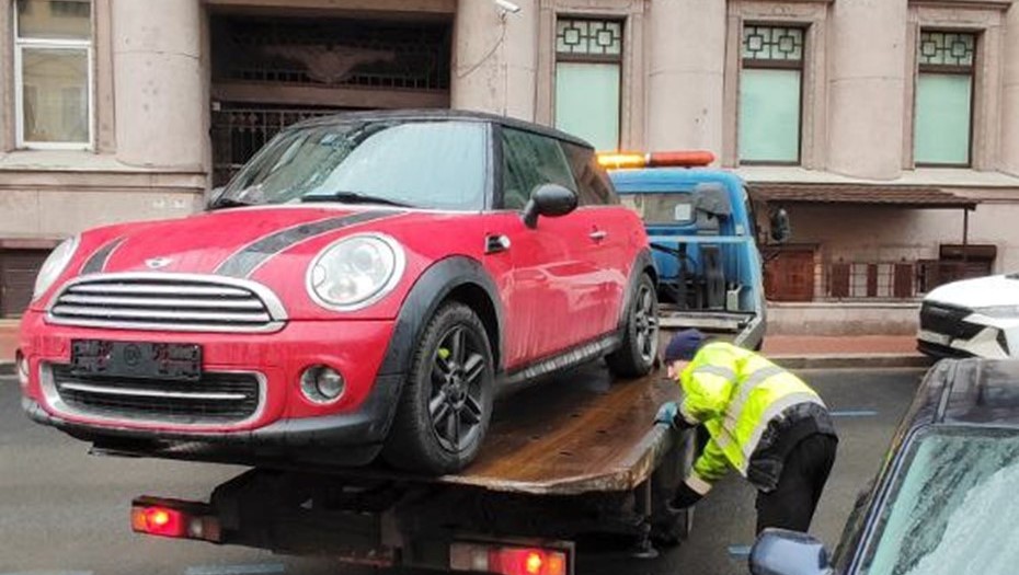 С платной парковки Петербурга 5 декабря эвакуировали 21 машину