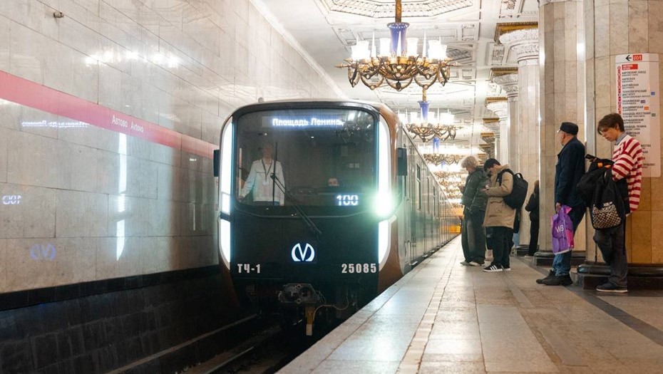 На красной линии метро в Петербурге запустили 5-й состав "Балтийцев" в коричневом исполнении 