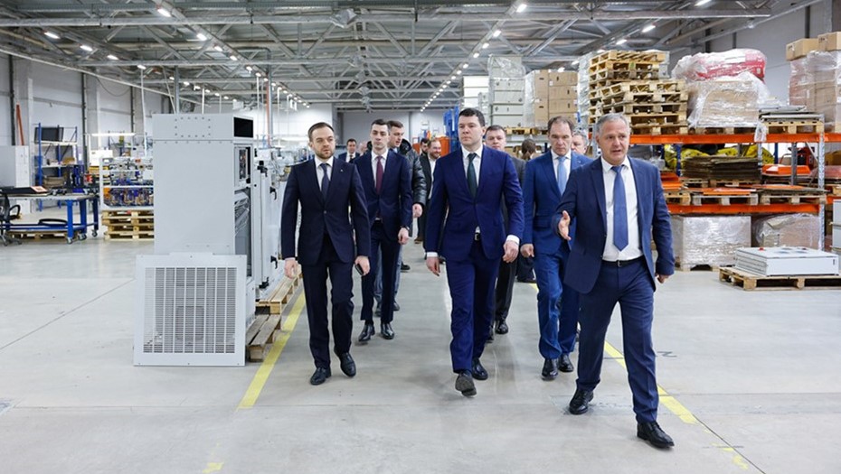 Цеха "Морсвязьавтоматики" в начале года
осмотрел глава Минпромторга РФ Антон Алиханов (слева) Цеха "Морсвязьавтоматики" в начале года
осмотрел глава Минпромторга РФ Антон Алиханов (слева)