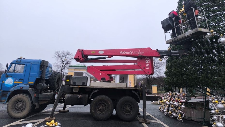 У Смольного 6 декабря начали наряжать новогоднюю ель У Смольного 6 декабря начали наряжать новогоднюю ель