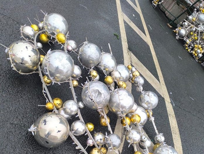 У Смольного 6 декабря начали наряжать новогоднюю ель У Смольного 6 декабря начали наряжать новогоднюю ель