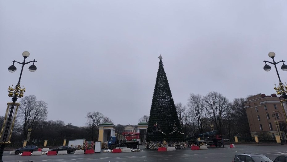 У Смольного 6 декабря начали наряжать новогоднюю ель У Смольного 6 декабря начали наряжать новогоднюю ель