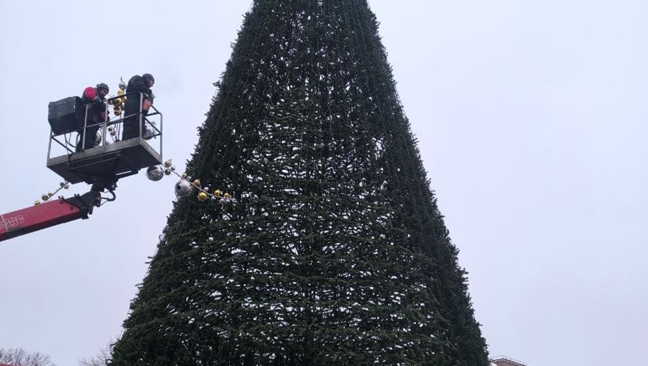 У Смольного 6 декабря начали наряжать новогоднюю ель У Смольного 6 декабря начали наряжать новогоднюю ель