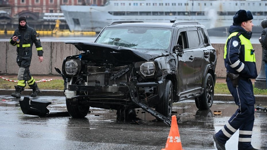Сотрудники МЧС на наб. Лейтенанта Шмидта, где автомобиль рано утром вылетел в Неву. Сотрудники МЧС на наб. Лейтенанта Шмидта, где автомобиль рано утром вылетел в Неву.