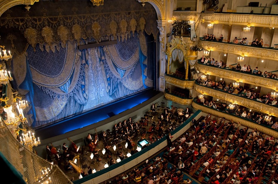 Семейные походы в театр до сих пор остаются для многих главной новогодней традицией, несмотря на рост цен Семейные походы в театр до сих пор остаются для многих главной новогодней традицией, несмотря на рост цен