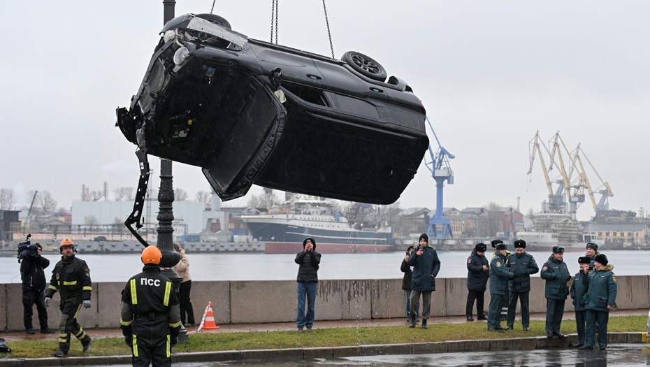 Сотрудники МЧС на наб. Лейтенанта Шмидта, где автомобиль рано утром вылетел в Неву. Сотрудники МЧС на наб. Лейтенанта Шмидта, где автомобиль рано утром вылетел в Неву.