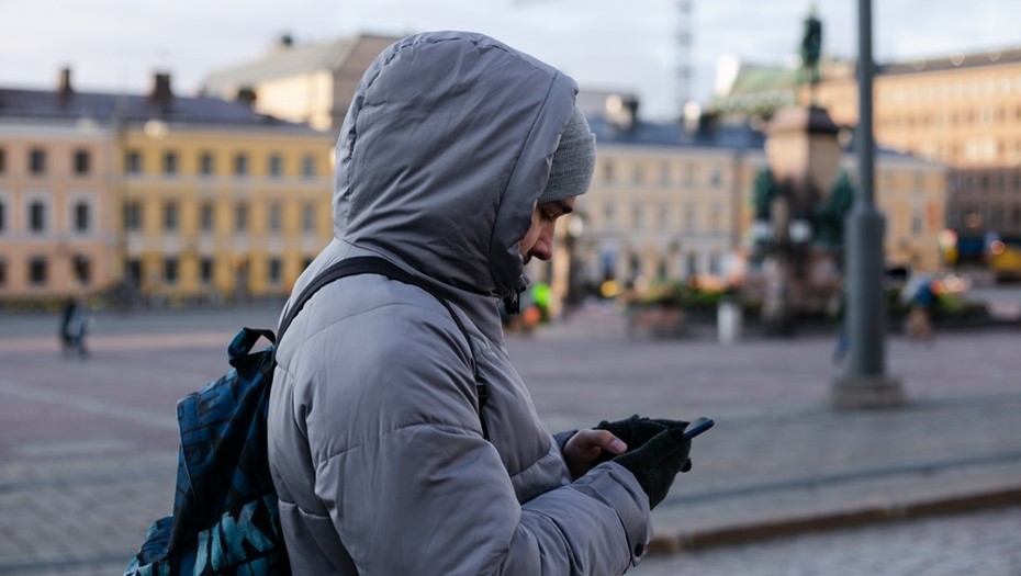 Молодой человек на Сенатской площади в Хельсинки, Финляндия.
