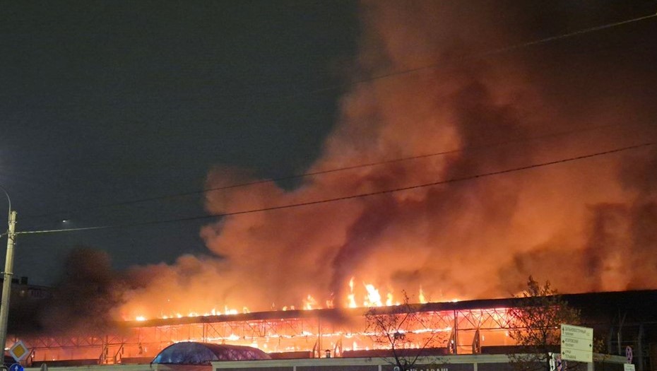 Пожар на Правобережном рынке распространился на 1,5 тыс. м2. Пожар на Правобережном рынке распространился на 1,5 тыс. м2.