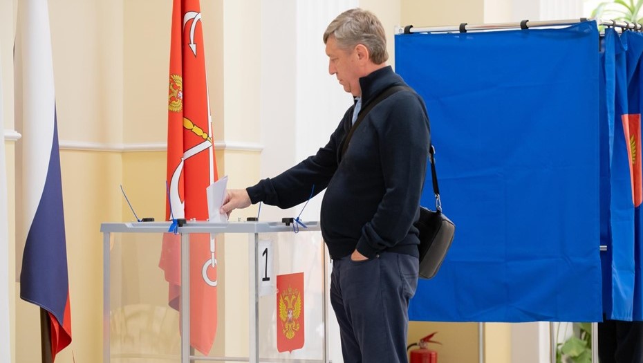 Голосование на избирательном участке в Адмиралтейском районе Петербурга.