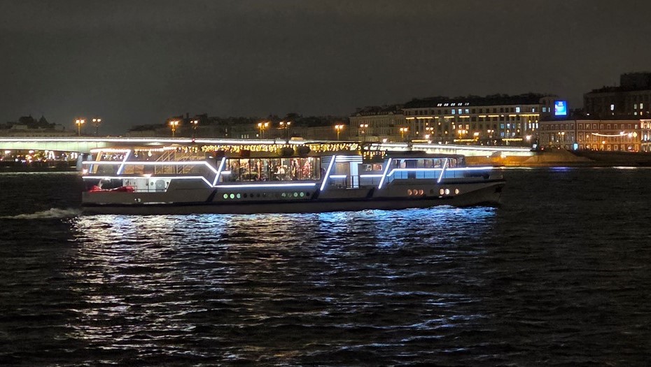 В Петербурге для зимних прогулок по Неве запустили "шустрого бобра" В Петербурге для зимних прогулок по Неве запустили "шустрого бобра"