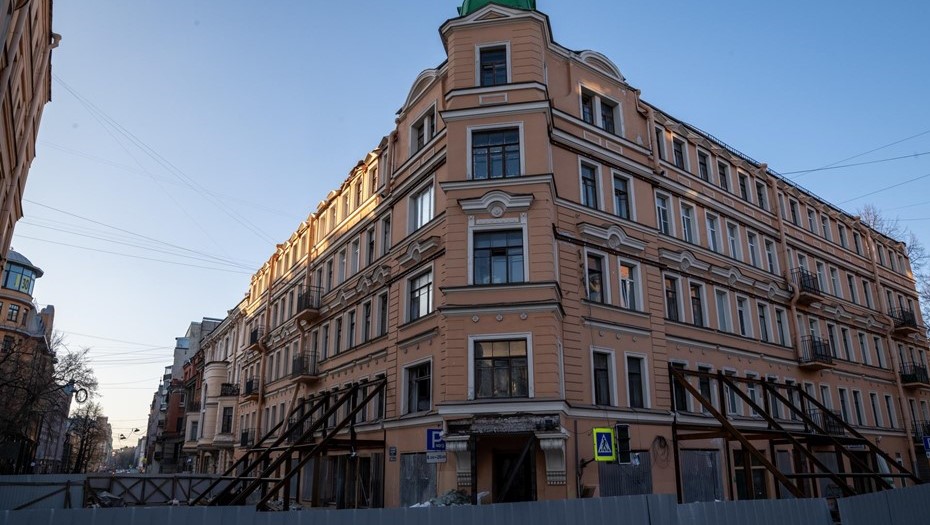 Аварийный дом в процессе капитального ремонта.