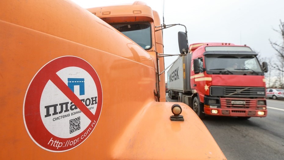 Акция дальнобойщиков против системы "Платон" на Московском шоссе в Петербурге. Акция дальнобойщиков против системы "Платон" на Московском шоссе в Петербурге.