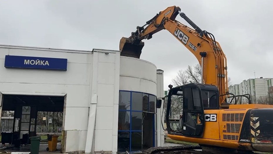 На проспекте Стачек сносят нелегальный автосервис На проспекте Стачек сносят нелегальный автосервис