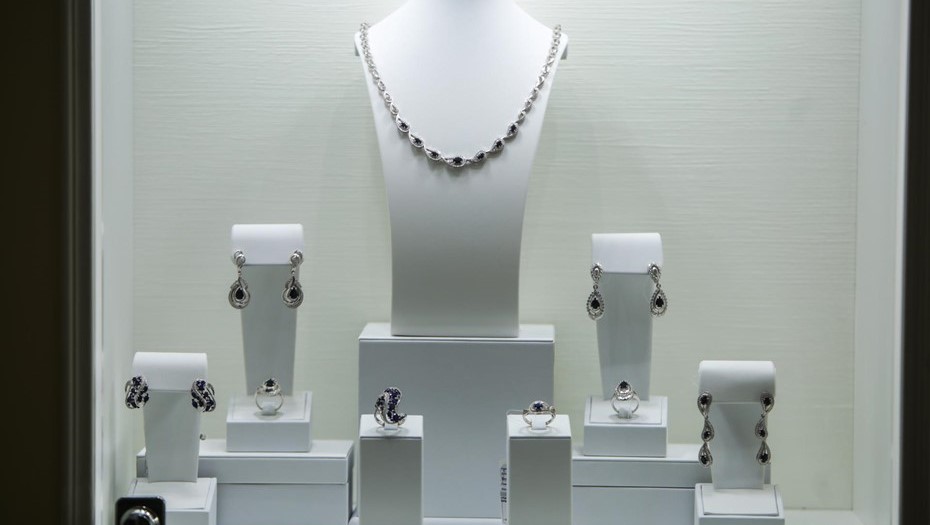 Жители Петербурга в 2025 году увеличили траты на украшения на 9%