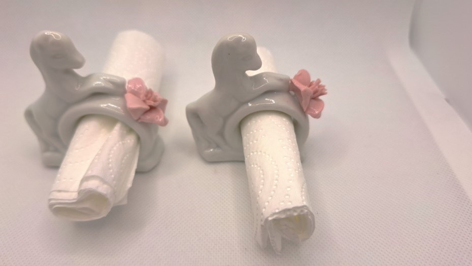 Кольца для салфеток в виде лошадей, архивное фото для иллюстрации. Кольца для салфеток в виде лошадей, архивное фото для иллюстрации.