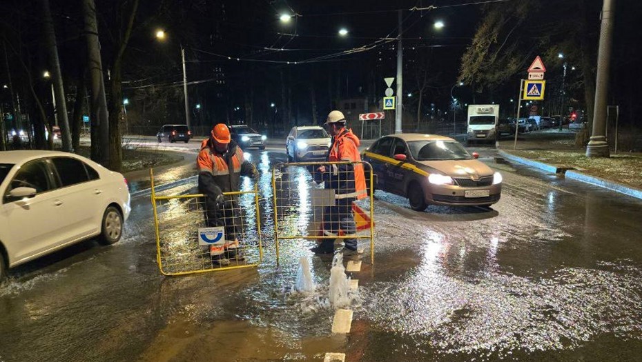 Коммунальная авария на Институтском проспекте в Петербурге. 