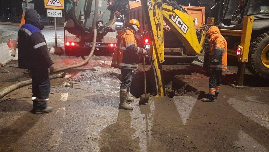 Коммунальная авария на Институтском проспекте в Петербурге. 