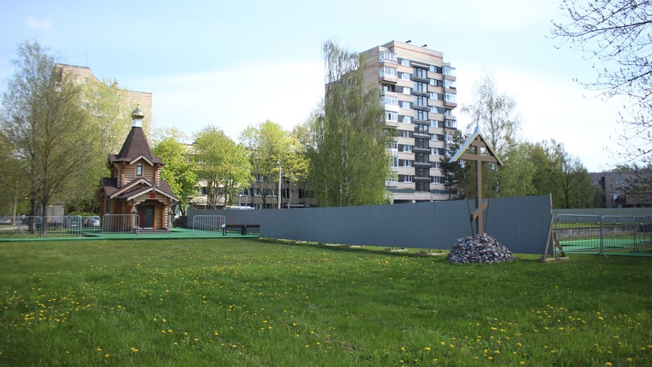 Часовня и поклонный крест рядом с местом строительства нового храма в Пушкине Часовня и поклонный крест рядом с местом строительства нового храма в Пушкине