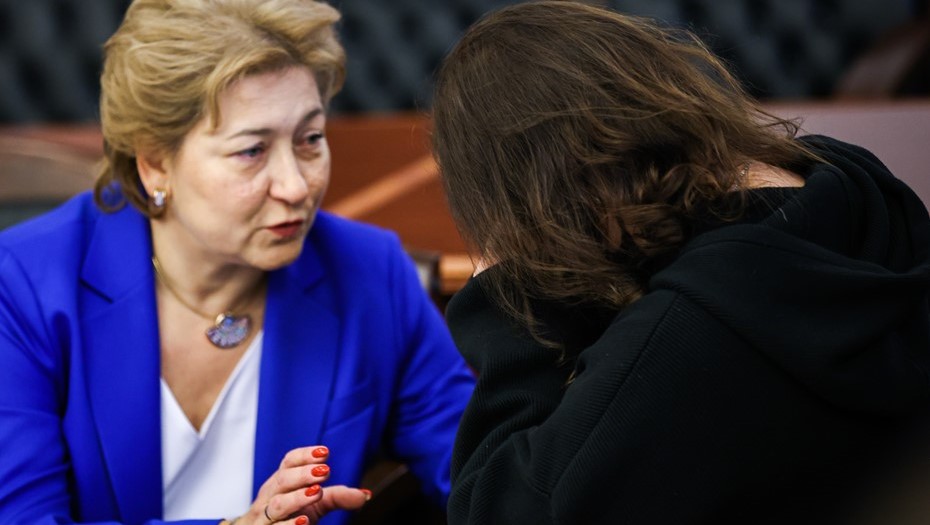 Покупательница квартиры Полина Лурье и ее адвокат Светлана Свириденко (справа налево) во время рассмотрения жалобы на решения судов нижестоящих инстанций по иску о признании недействительной сделки о продаже квартиры певицы Ларисы Долиной в Верховном суде РФ. Покупательница квартиры Полина Лурье и ее адвокат Светлана Свириденко (справа налево) во время рассмотрения жалобы на решения судов нижестоящих инстанций по иску о признании недействительной сделки о продаже квартиры певицы Ларисы Долиной в Верховном суде РФ.