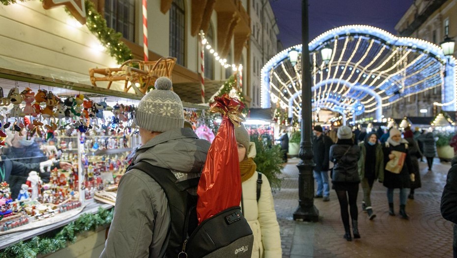 Работа рождественской ярмарки на пл. Искусств.