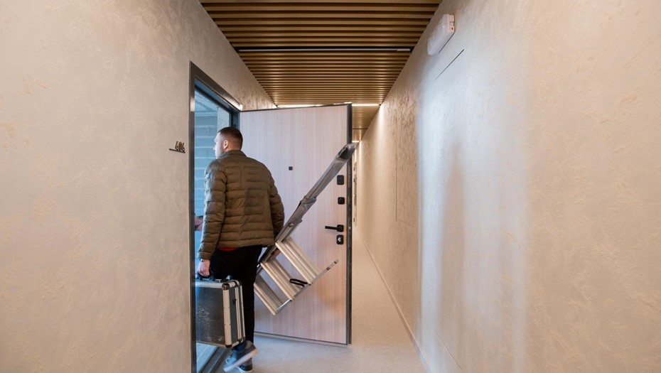 Сотрудник оценочной компании во время осмотра квартиры.