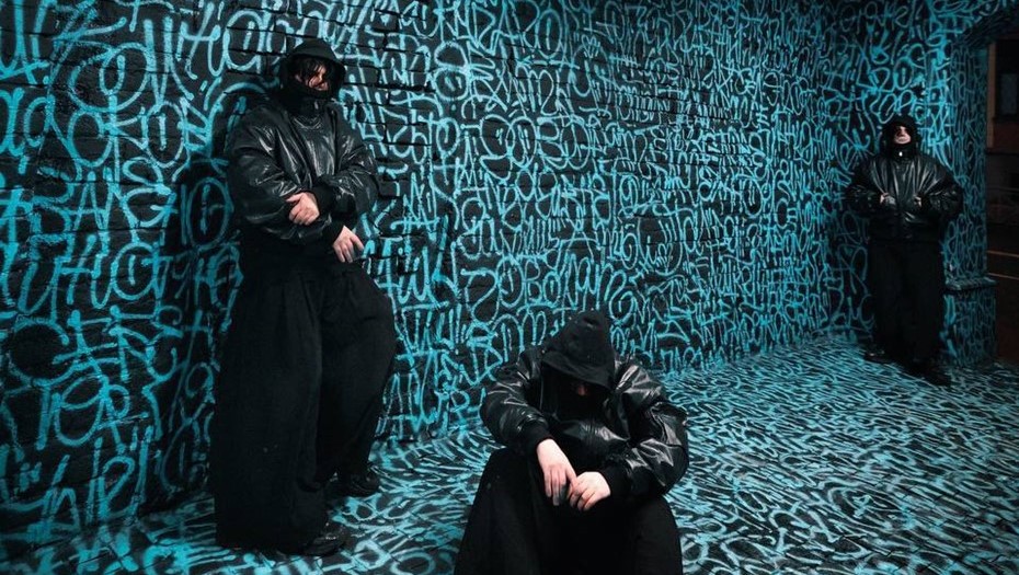 Роспись художника Покрас Лампас на арке в Петербурге 