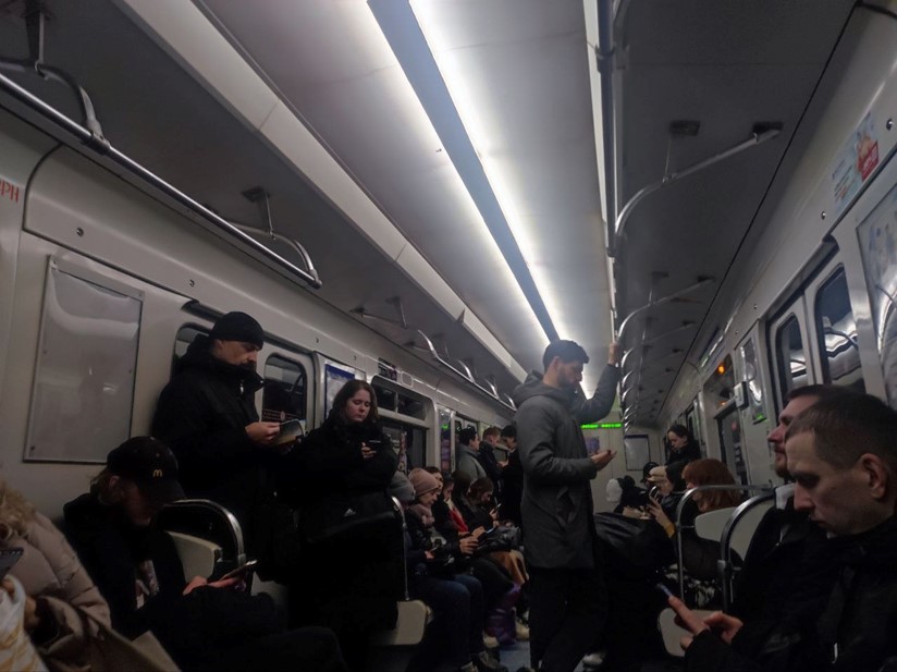 Обстановка в остановившемся вагоне 