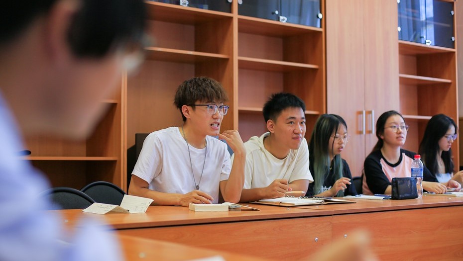 Языковой барьер мешает трудолюбивым студентам усваивать ценную информацию только на первых этапах обучения