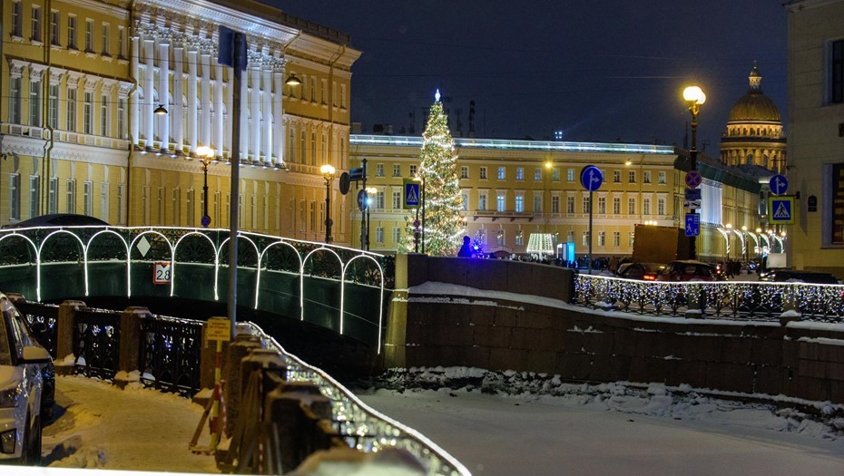 Беглов опроверг большие траты Петербурга на новогодние украшения 